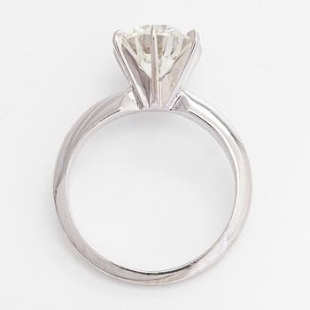 Sormus, 14K valkokultaa, briljanttihiottu timantti noin 2.08 ct.  EGL-sertifikaatilla.