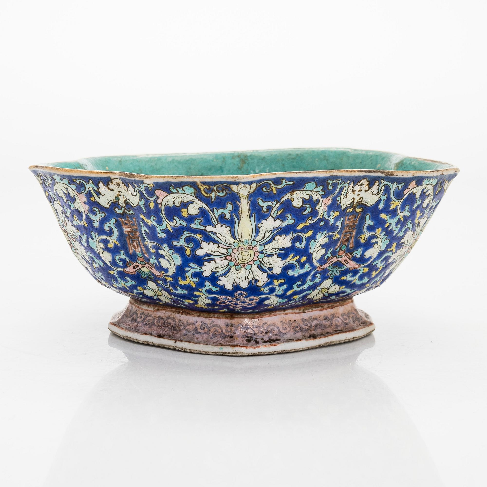 A porcelain bowl China, 19th century.