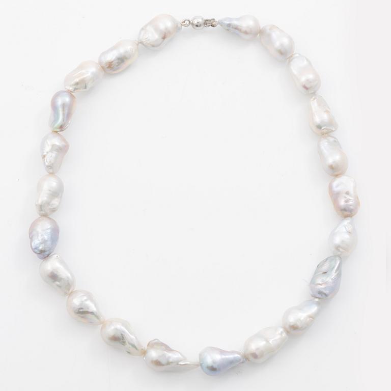 Necklace with cultured baroque freshwater pearls and an 18K white gold clasp.