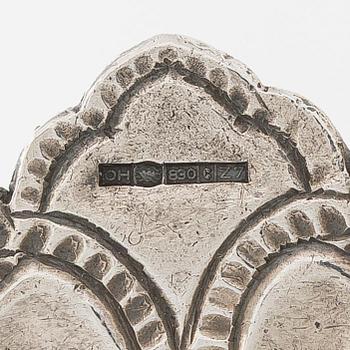 Malja, hopeaa, mogultyylinen, 1700-luku. Suomalaiset tarkastusleimat, Ossian Hopea, Porvoo 1977.