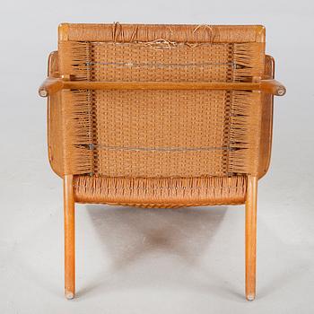 A mid 20th century easy chair by Hans J. Wegner, "CH-25".