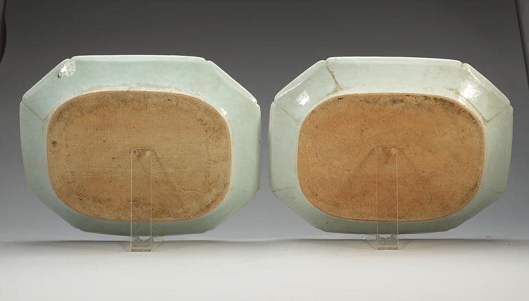 A pair of blue and white serving dishes, Qing dynasty, Qianlong (1736-95).