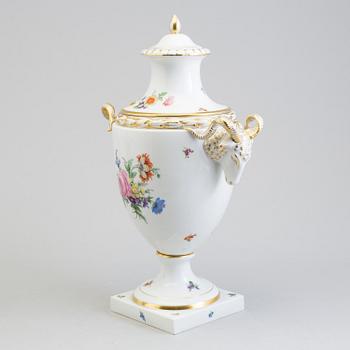 A FÜRSTENBERG PORCELAIN VASE AND COVER, first half of the 20th century.