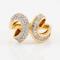 Ring, 18K gold with baguette-cut and brilliant-cut diamonds.