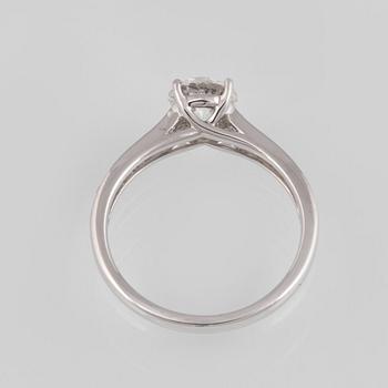 RING, 18K vitguld med briljantslipad diamant ca 0.85 ct samt 14 briljantslipade diamanter 0.15 ct. Vikt 3,1 gram.