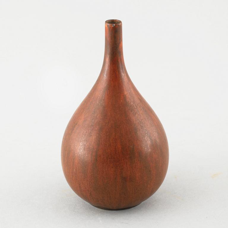 Six pieces of ceramic designed by Gunnar Nylund, Carl-Harry Stålhane and Arne Bang among others.