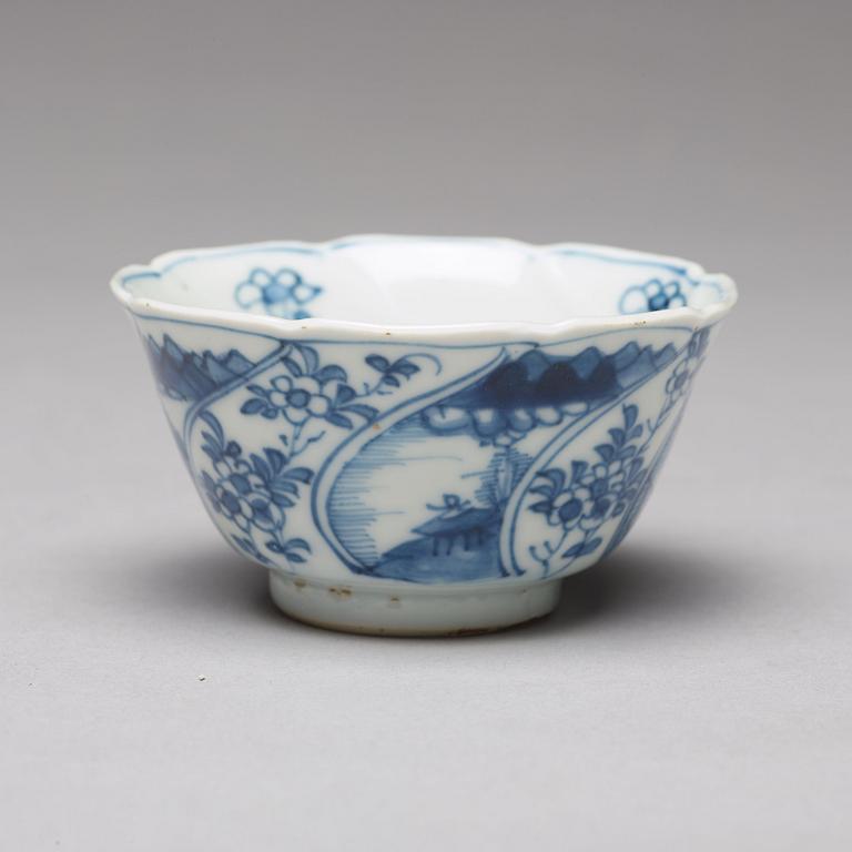 KOPPAR med FAT, tre stycken, porslin. Qingdynastin, Kangxi (1662-1722).