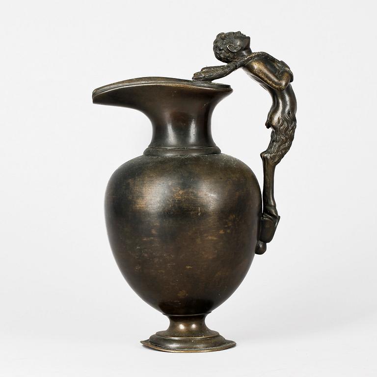 FIGURIN samt KANNA, brons, 1900-tal.