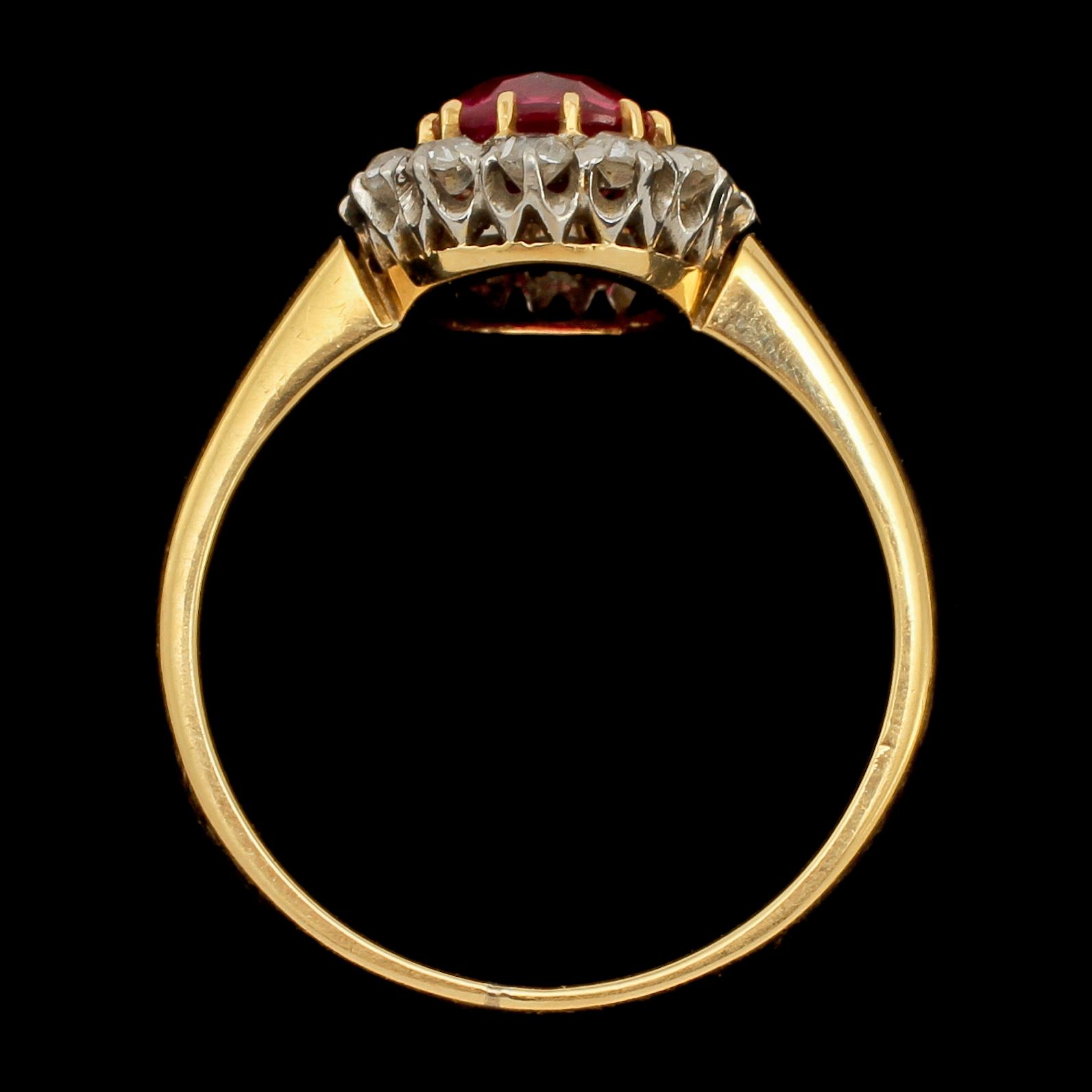 RING, 18k guld, fasettslipad syntetisk röd safir samt 12 gammalslipade diamanter, 1900-tal. Vikt 4g.
