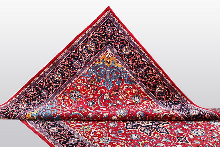 A carpet, Mahal, ca 337 x 207 cm.