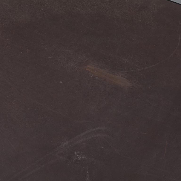 Jonas Bohlin, a dining table.