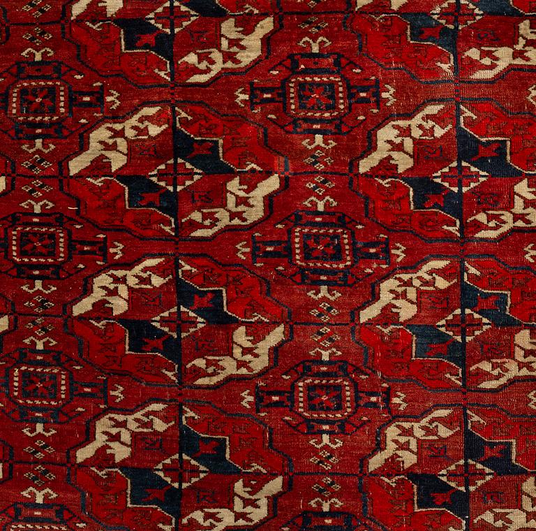 A carpet, an antique Tekke main carpet, ca 287-293,5 x 207-219,5 cm (as well as 1 cm flat weave at the ends).