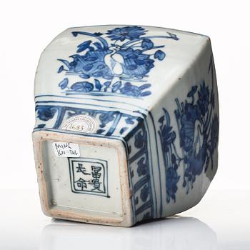 A blue and white jar, Ming dynasty (1368-1644), with hallmark.