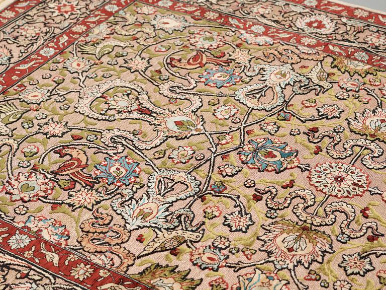 A RUG. An old silk Hereke Souf. 156,5 x 104 cm.