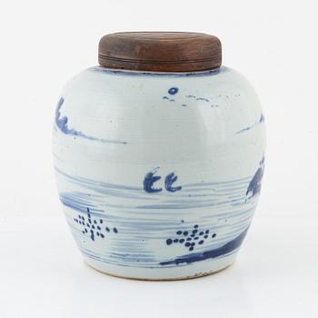 A blue and white porcelain ginger jar, Qing dynasty, 19th century.