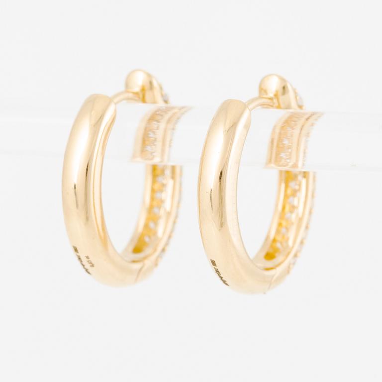 Hoop earrings in 18K gold set with brilliant-cut diamonds.