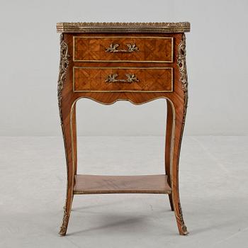 LAMPBORD, Louis XV-stil, troligen Frankrike, 1900-talets första hälft.