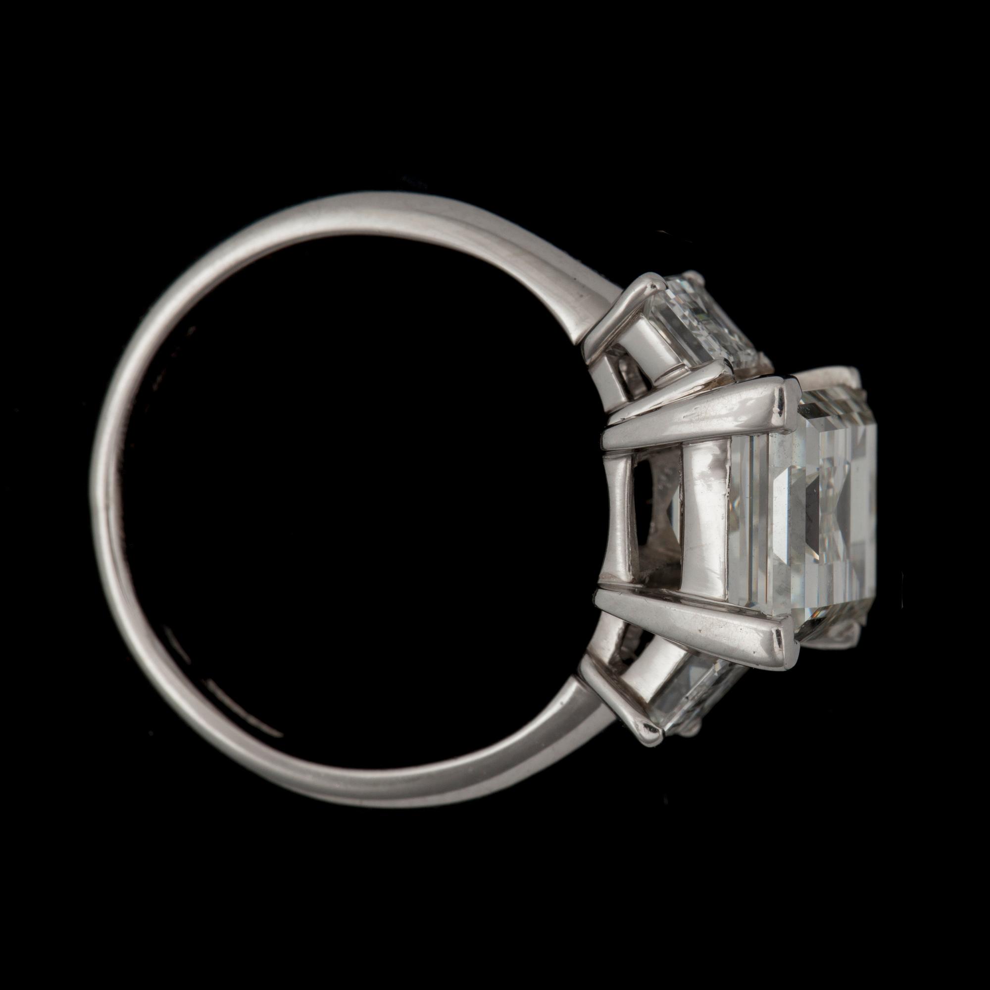 RING med baguetteslipade diamanter totalt ca 3.25 ct. ca I/VVS.