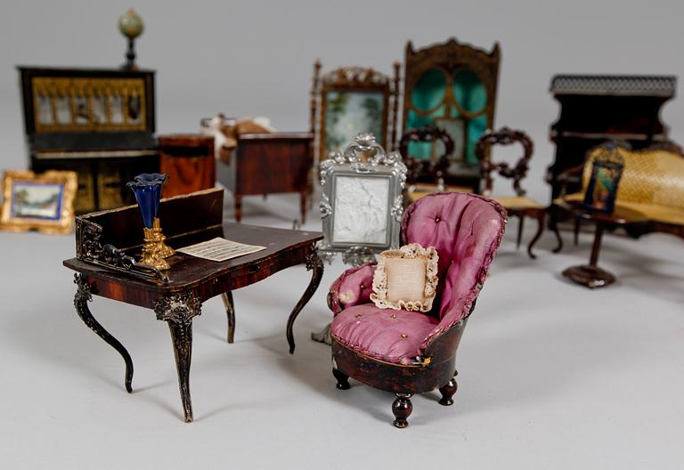 DOCKSKÅPSMÖBLER OCH TILLBEHÖR, 1800-talets senare del.  Flertalet av fabrikat Rock & Graner och Waltershausen, Tyskland.