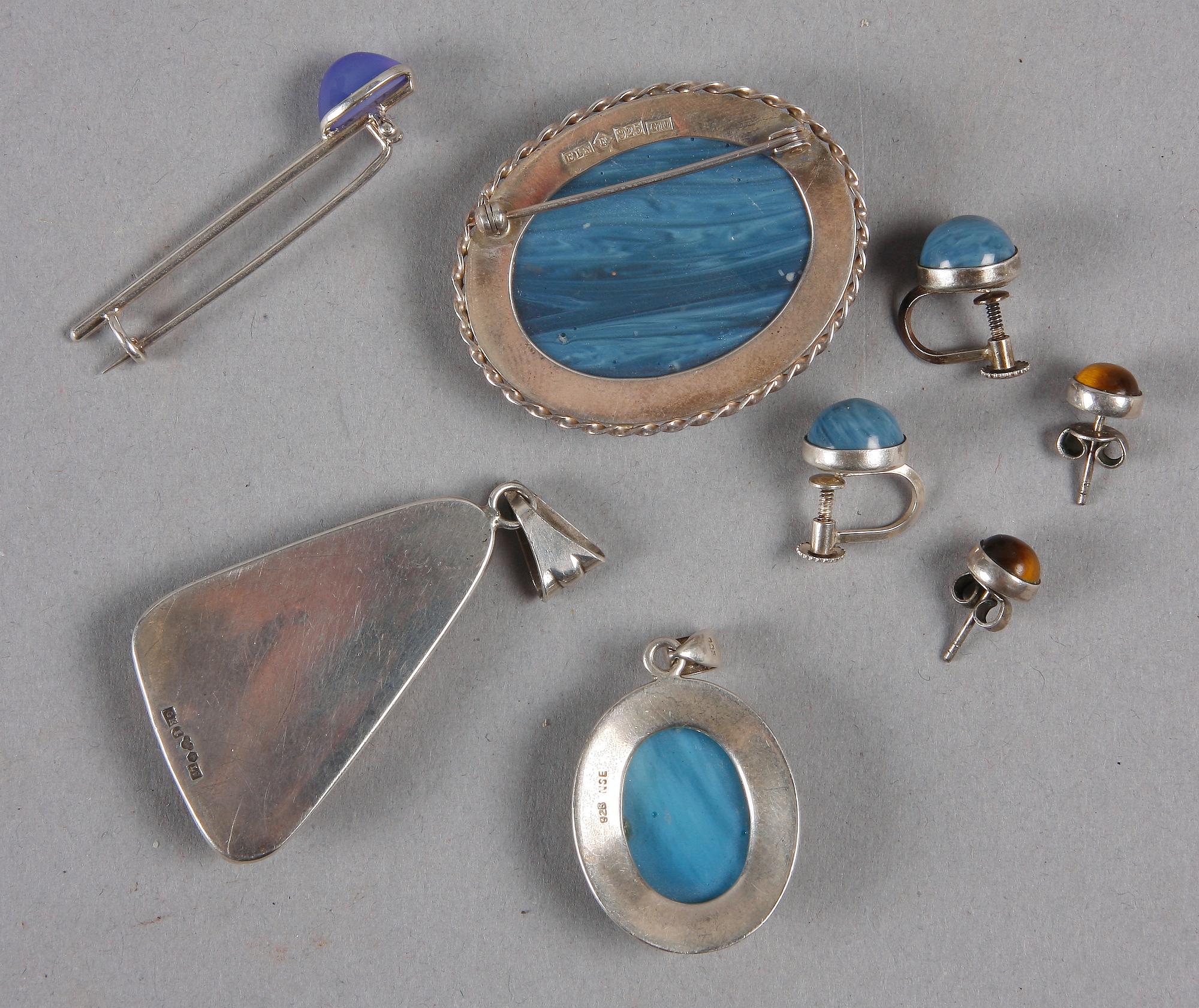 SMYCKEN, 6 st, silver, sten och glas. 1900-talets andra hälft.