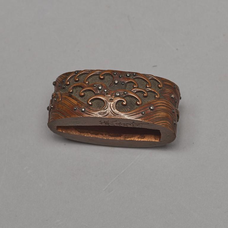 SVÄRDSFÄSTEN, två stycken, brons. Japan, Meiji (1868-1912).