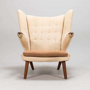 Hans J Wegner, fåtölj, "Bamse / Papa bear", AP-Stolen, Danmark, 1950-60-tal. Modellen formgiven år 1951.