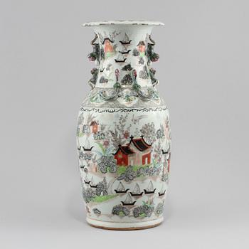 VAS, porslin, Kina, 1900-talets början.