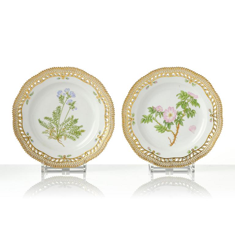Tallrikar, 11 stycken, porslin. Royal Copenhagen,,' Flora Danica', Danmark, 1900-tal.