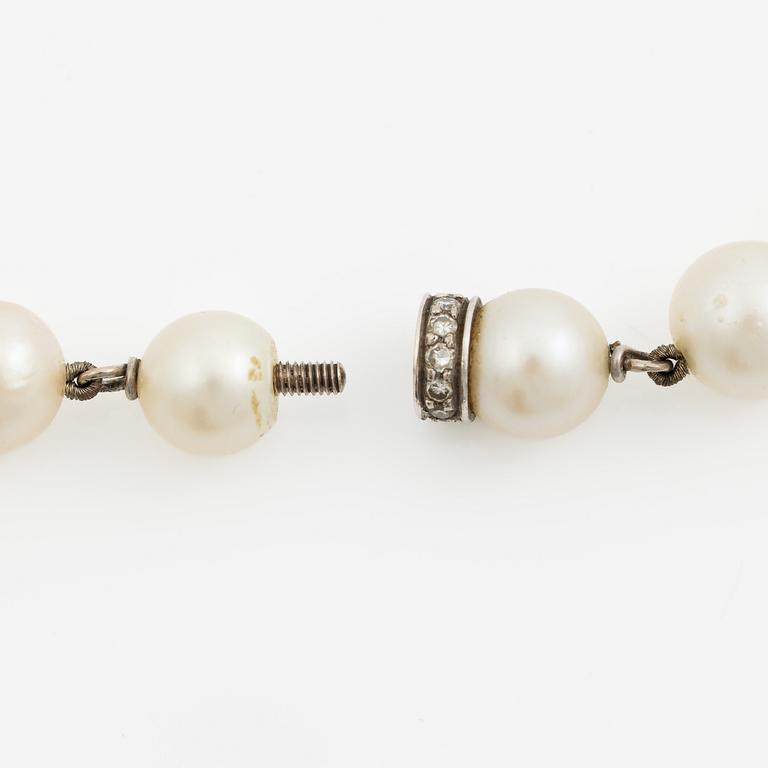 Pearl necklace, cultured pearls with a clasp of white gold set with octagon-cut diamonds.