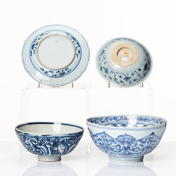 Skålar, två stycken samt fat, två stycken, porslin. Mingdynastin (1368-1644).