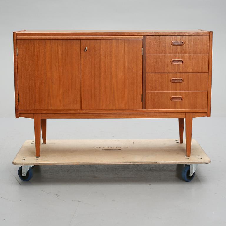 SIDEBOARD, 1900-talets tredje kvartal.
