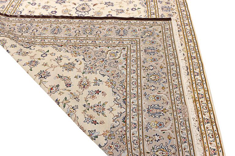 A Kashan carpet, c. 306 x 200 cm.