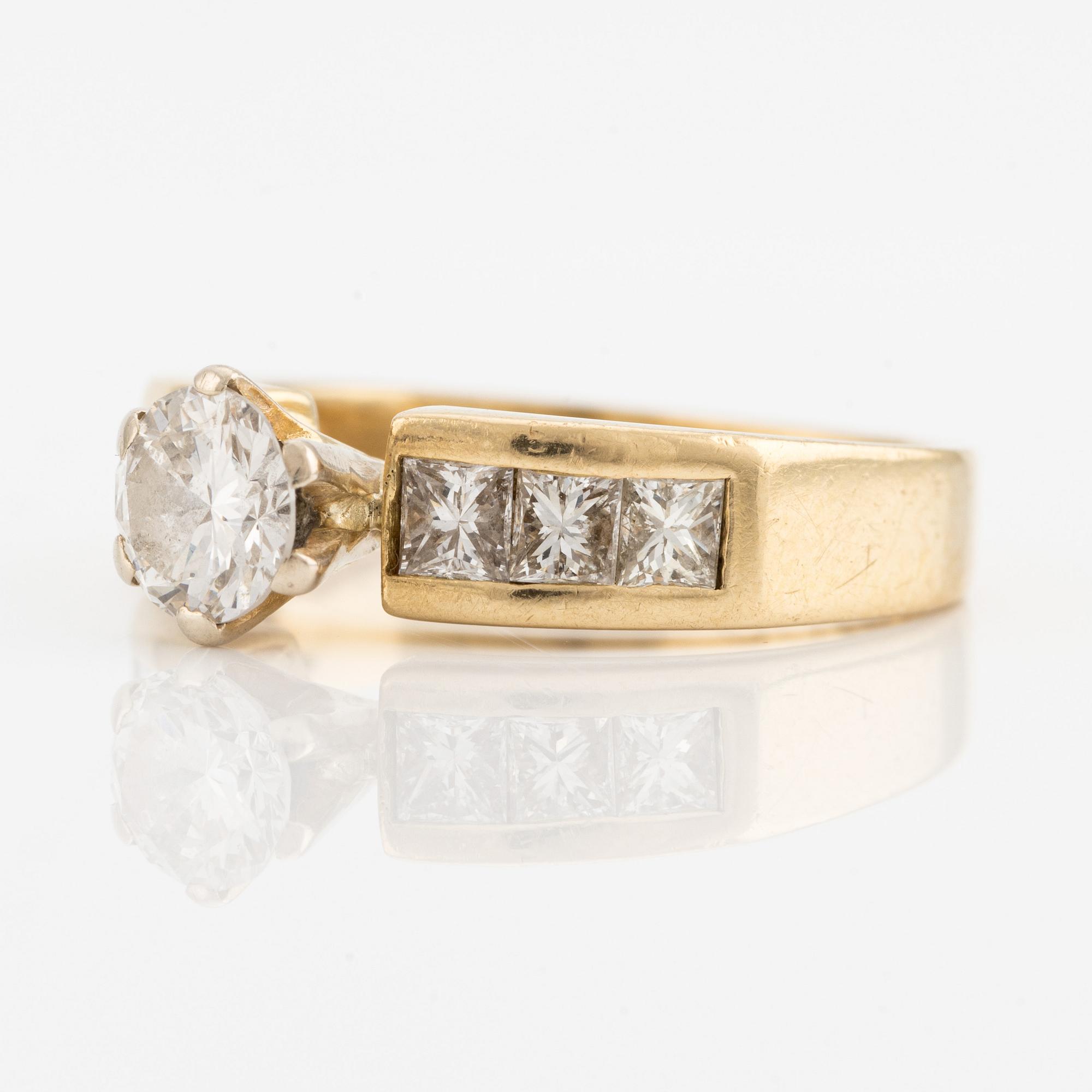 Ring, gold with brilliant-cut diamond and princess-cut on the sides.