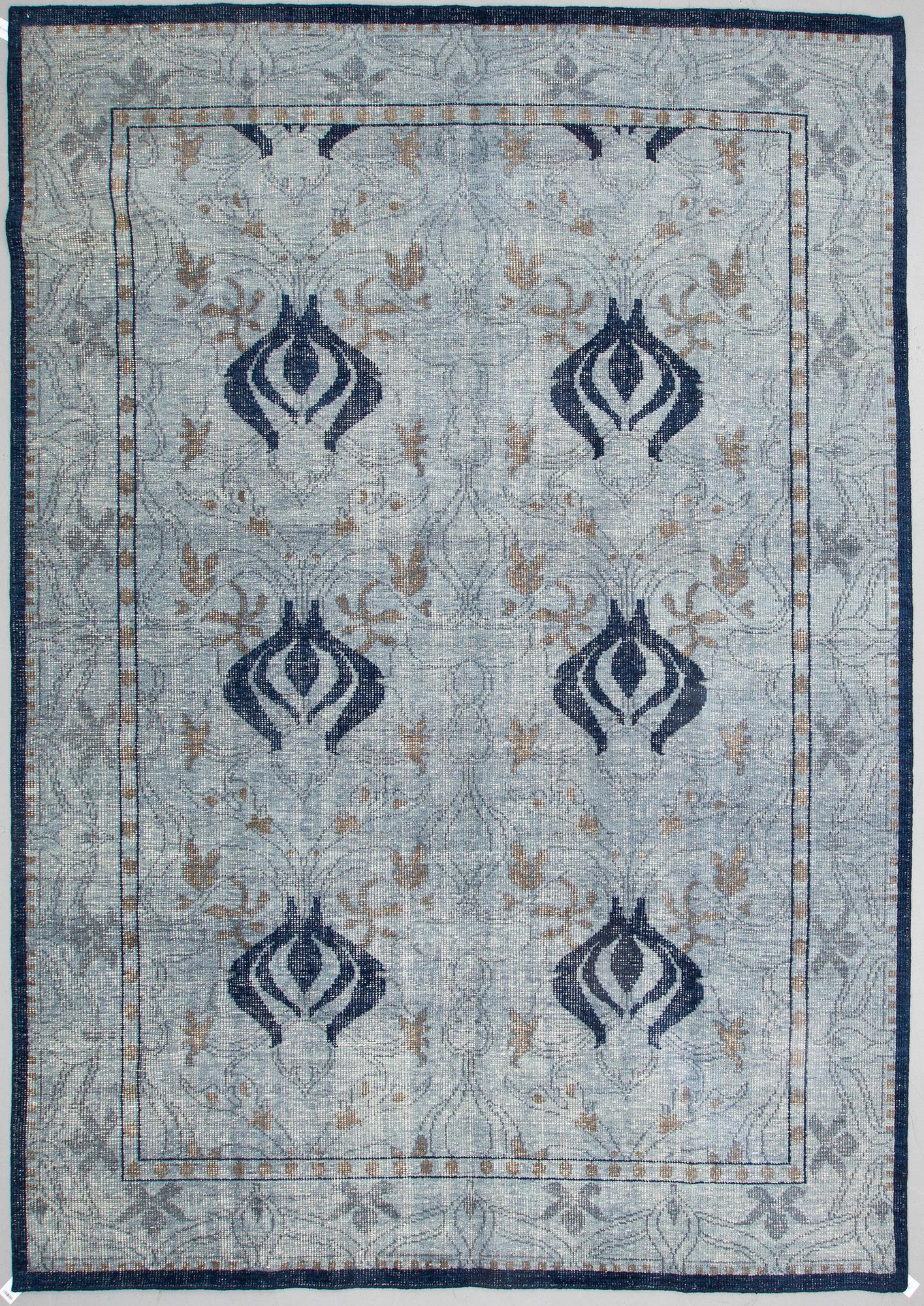 AN ORIENTAL CARPET, ca 360 x 263 cm.