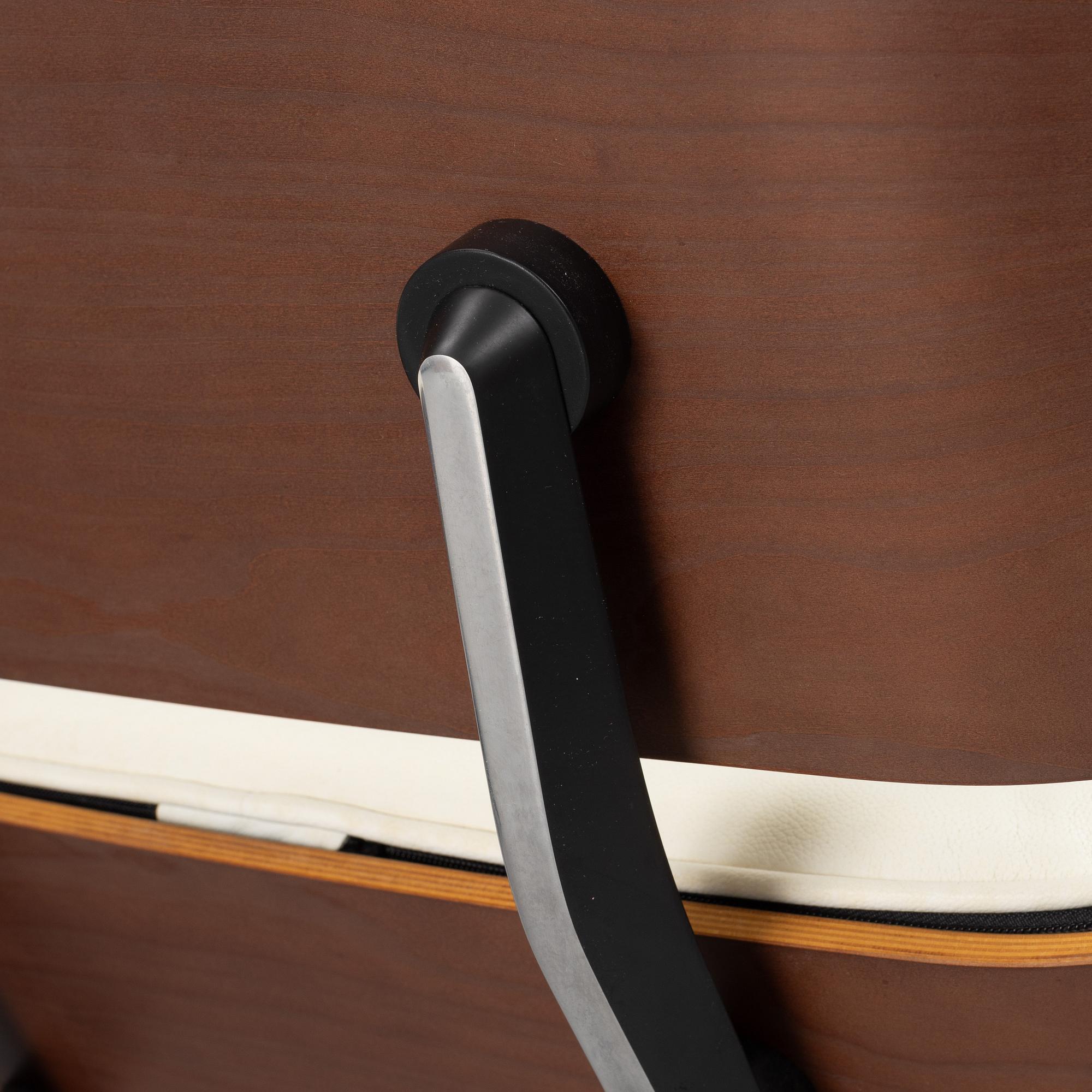 Charles & Ray Eames, fåtölj med fotpall, "Lounge Chair", Vitra, 2008.