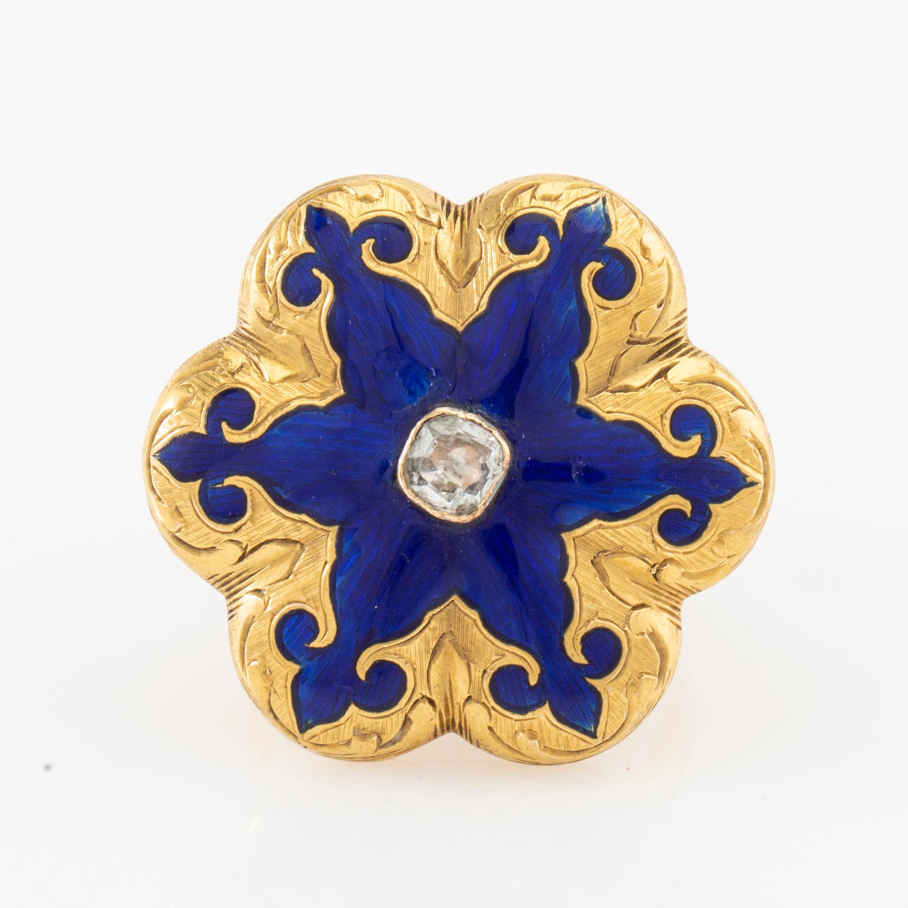 Ring 18K guld och emalj med en gammalslipad cushionformad fasetterad sten.
