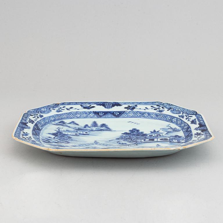 A blue and white serving dish, Qing dynasty, Qianlong (1736-95).