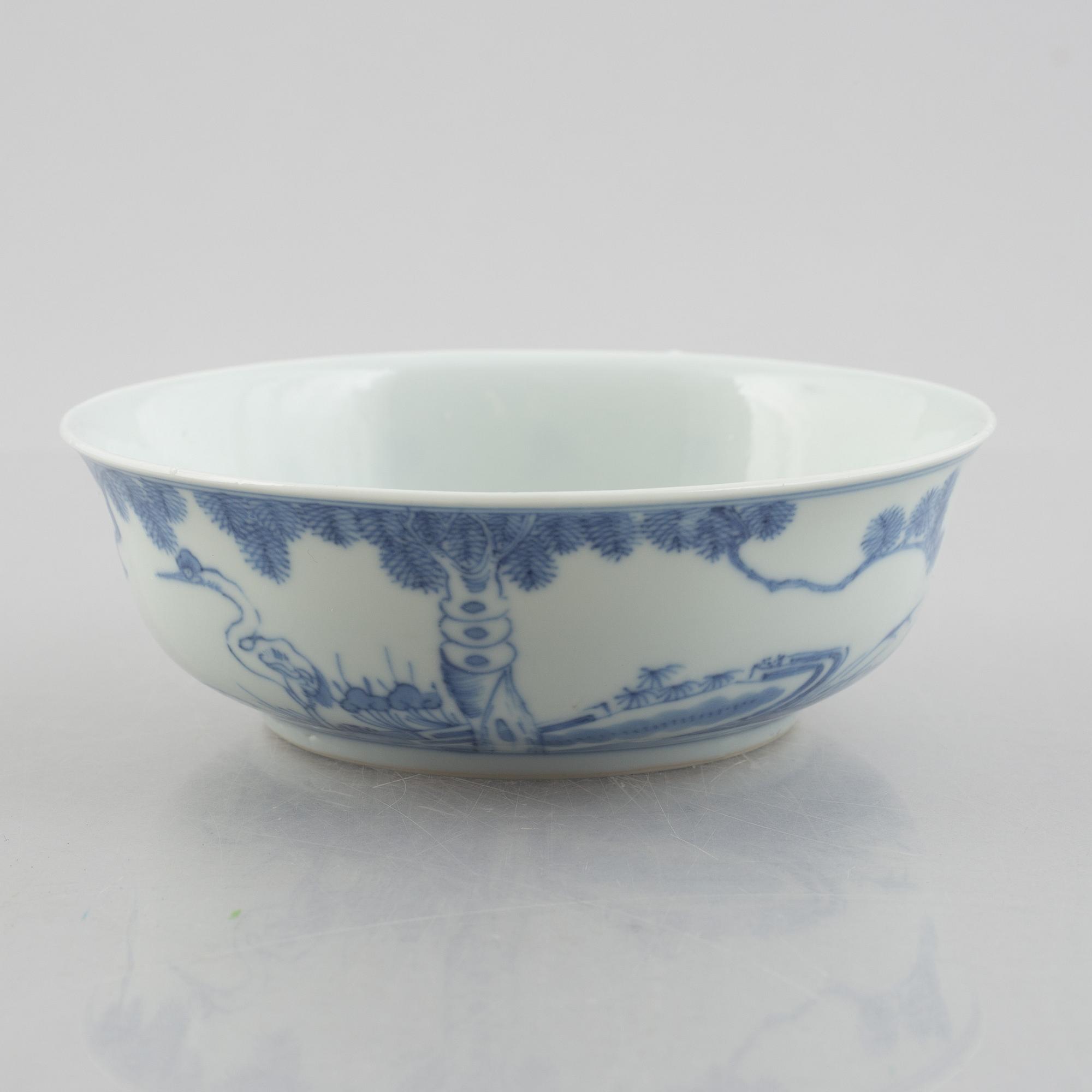 A group of three Chinese blue and white porcelain bowls, late Qing dynasty / early 20th century.