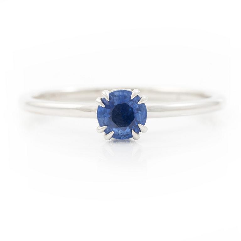 Ring 14K white gold with a sapphire and small brilliant-cut diamonds.