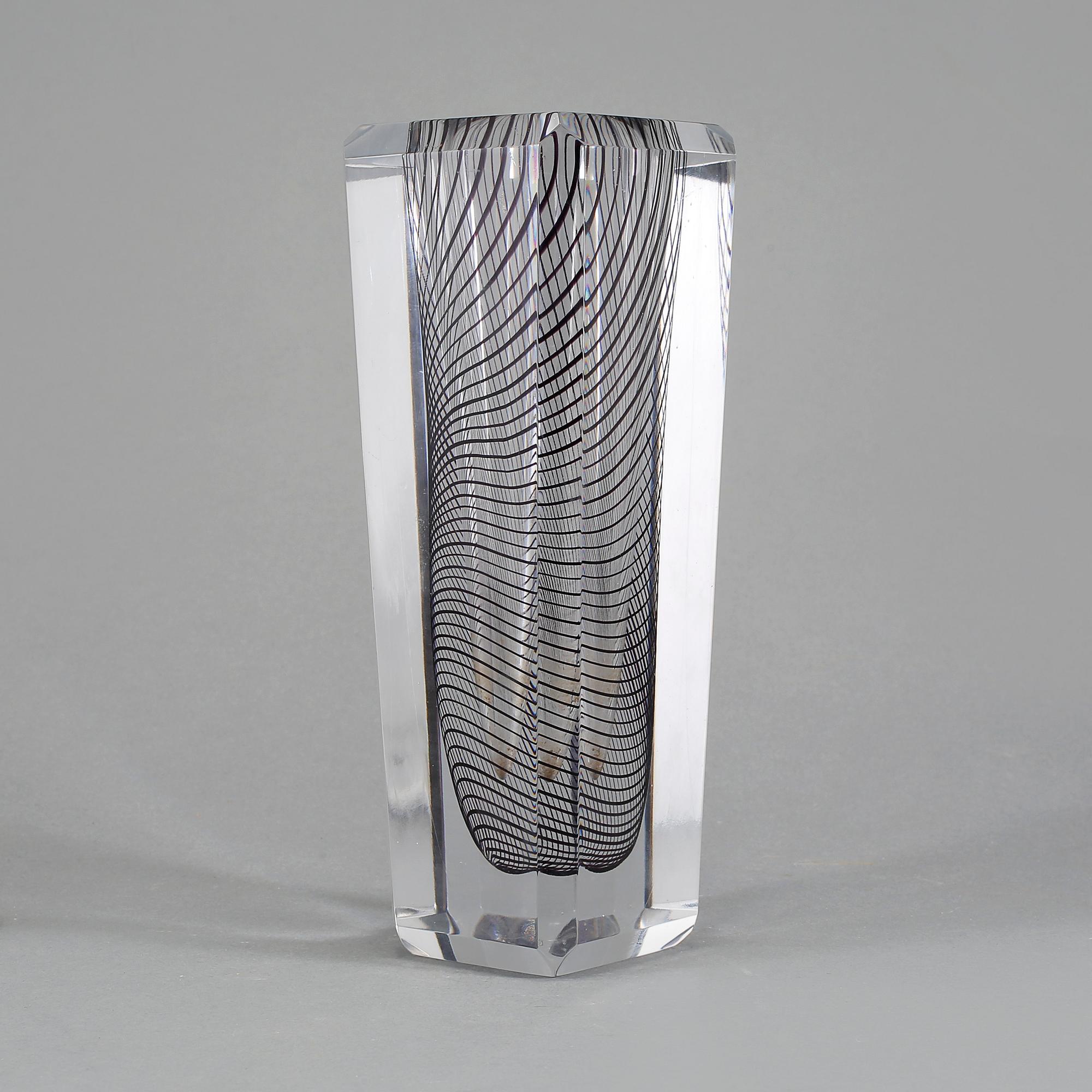 VAS, glas, Vicke Lindstrand, Kosta, signerad, 1900-tal.