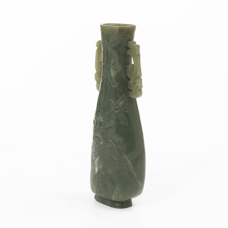 Vas, grön sten, möjligen bowenit, Kina, 1900-tal.