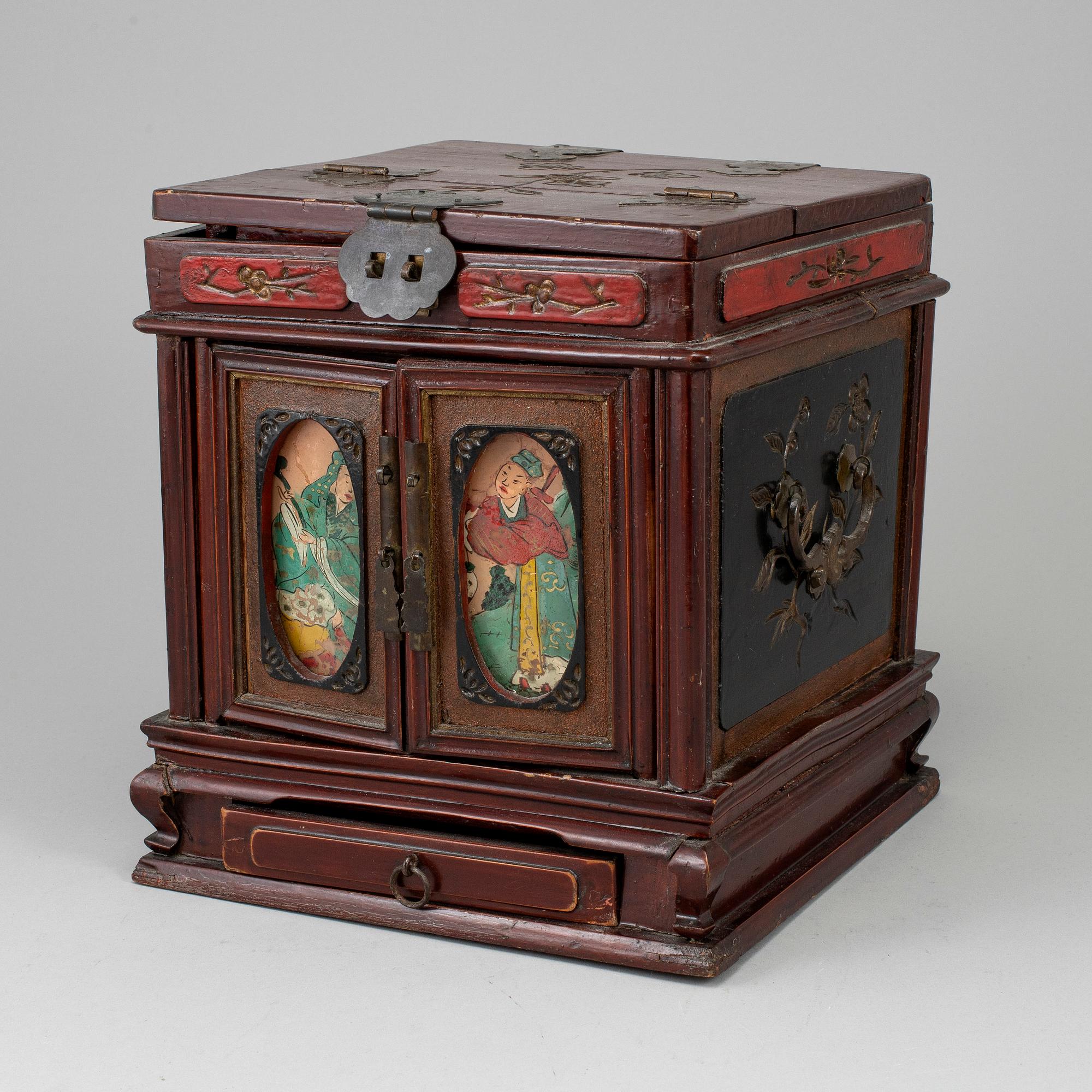 A 20th century chinese jewellery box.