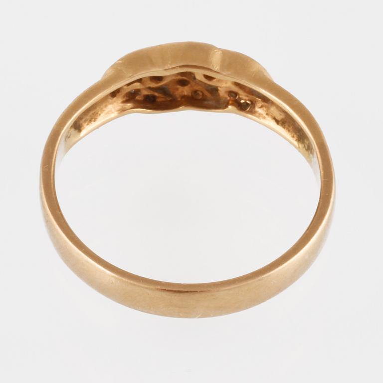 RING, 18K guld med små briljantslipade diamanter. Vikt 3,7 gram.