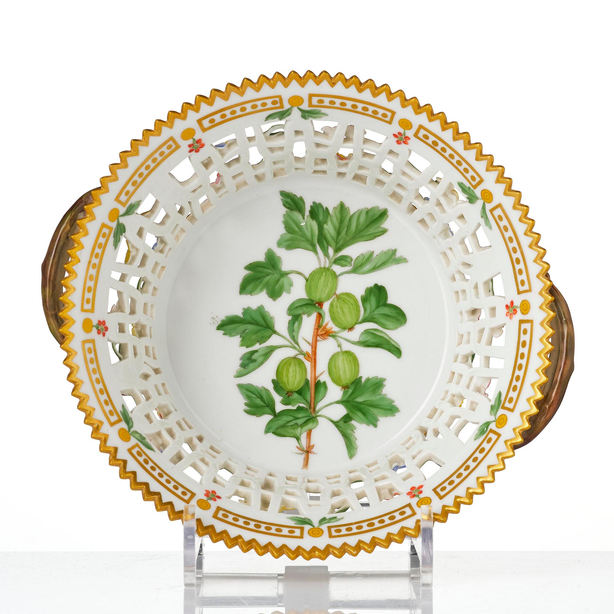 Gallerkorg med fat, porslin. 'Flora Danica', Royal Copenhagen, Denmark, 1900-tal.