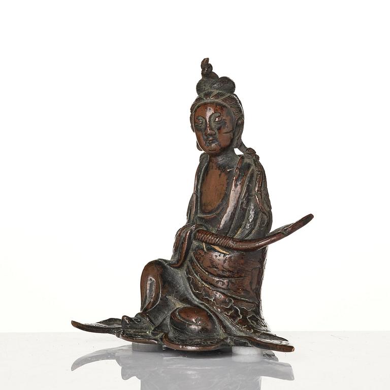 An elegant bronze sculpture of Guanyin, 17th/18th century.