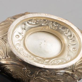 Walter & John Barnard, and Goldmisths & Silversmiths Co, a pair of silver bowls, London, England, 1894.