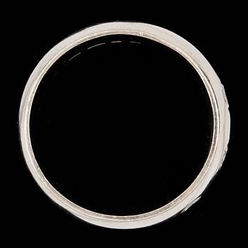 RING, 18k vitguld med briljantslipade diamanter tot ca0,44ct (enl grav), Bengt Hallberg, Köping, 2002. Vikt 10,1g.
