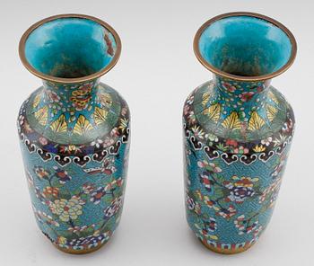 VASER, 1 par, cloisonné, Kina, 1900-talets första hälft.