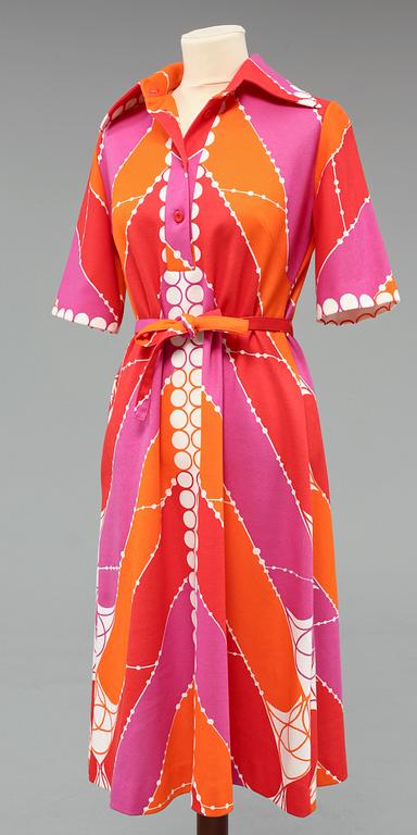 KLÄNNINGAR, 3 st, Maud Fredin Fredholm, 1900-talets andra hälft.