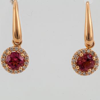 ÖRHÄNGEN, med rosa turmaliner och briljantslipade diamanter.